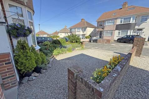 Lester Close 10 Front Garden.jpg