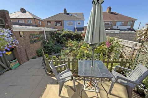 Lester Close 10 Garden.jpg