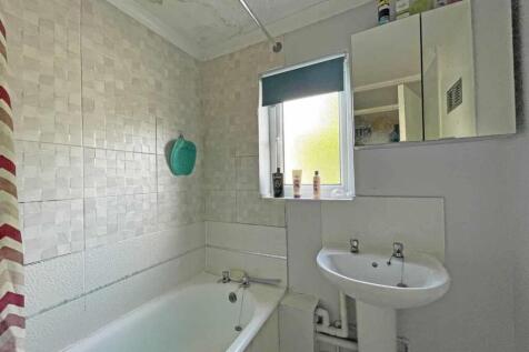 Morice Street 43 - Bathroom...jpg