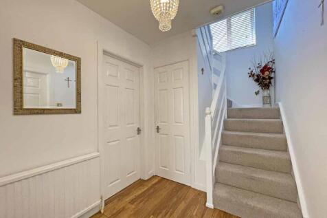 Eastcote Close 4 Entrance Hall...jpg