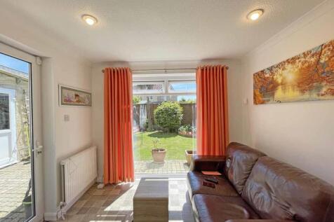 Eastcote Close 4 Sitting Room.jpg