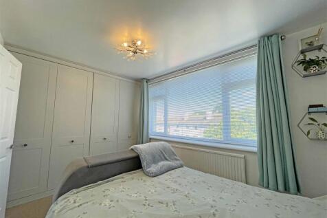 Vaasgo Close 8 - Bedroom One Cupboards.jpg