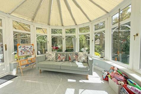 Captains Gardens 7 Conservatory.jpg