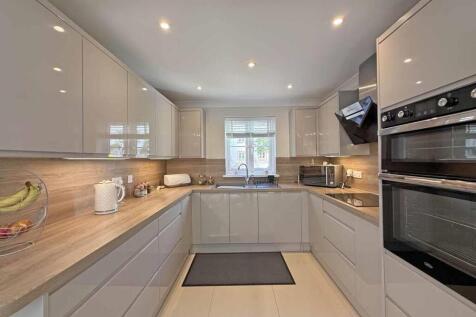 Captains Gardens 7 - Kitchen.jpg