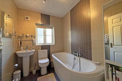 Captains Gardens 7 Family Bathroom.jpg