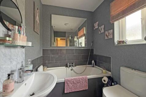 Frobisher Approach 75 - En Suite 1 Shot 2.jpg