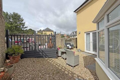 Frobisher Approach 75 - Garden 2.jpg