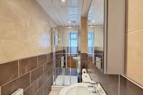 South View Park 6 Shower Room.jpg