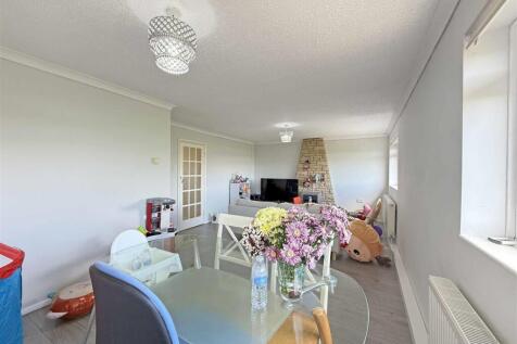 Grantley Gardens 93 - Living Dining Room.jpg