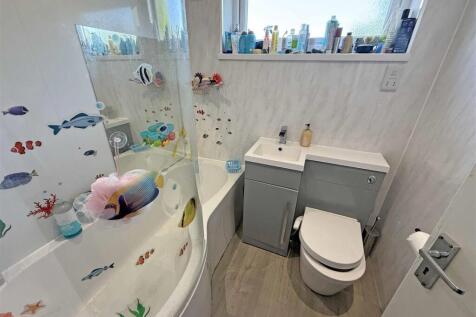 Grantley Gardens 93 - Bathroom.jpg