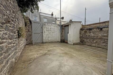 Craven Avenue 24 - Courtyard.jpg