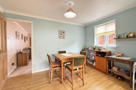 Beaumaris Close 1 - Dining.jpg