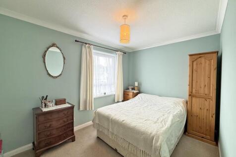 Beaumaris Close 1 - Bed 1.jpg