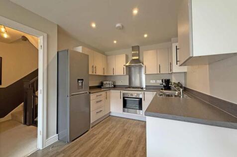 Ivy Drive 27 - Kitchen...jpg