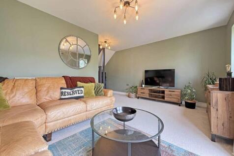 Ivy Drive 27 - Lounge 2...jpg