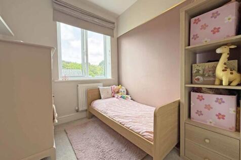 Ivy Drive 27 - Bed 3...jpg