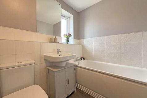 Ivy Drive 27 - Family Bathroom.jpg