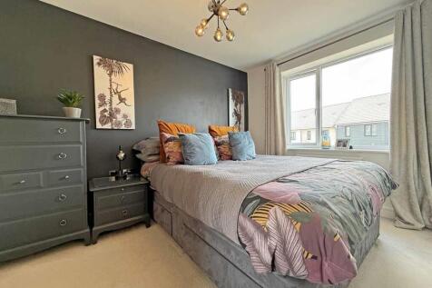 Ivy Drive 27 - Bed 1...jpg