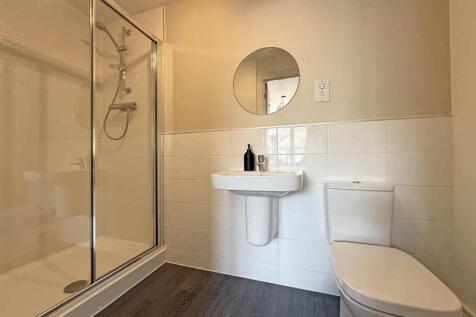 Ivy Drive 27 - En-Suite.jpg