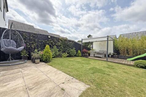 Ivy Drive 27 - Garden 2.jpg