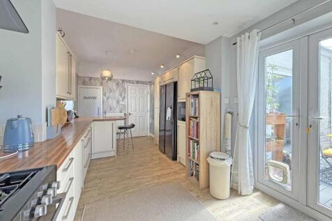 Venn Grove 55 - Kitchen Diner Long Shot.jpg
