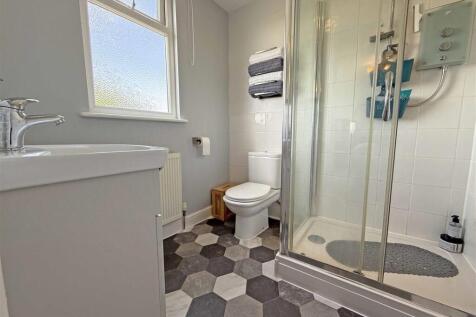Venn Grove 55 - En Suite.jpg