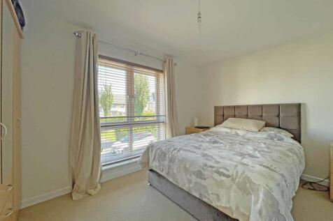 Cobham Close 49 - Bed 1...jpg