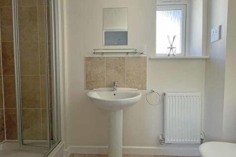 Cobham Close 49 - Bed 2 En-Suite.jpg