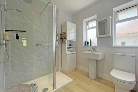 Central Park Avenue 11 - Shower Room.jpg