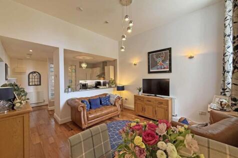 Evans Court - Living Room 4.jpg