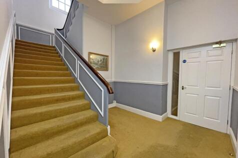 Evans Court 1a, Craigie Drive - Hallway.jpg