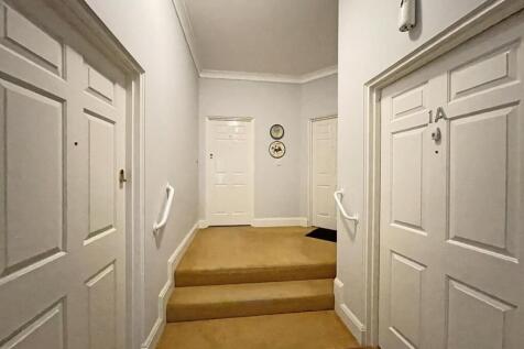 Evans Court 1a, Craigie Drive - Inner Hallway.jpg