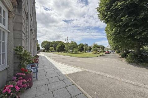 Evans Court - Communal Garden 1.jpg