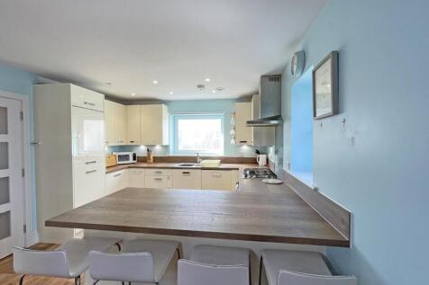 Solar Crescent 12 - Kitchen 2.jpg