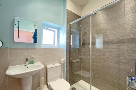 Solar Crescent 12 - Bed 1 En-Suite.jpg
