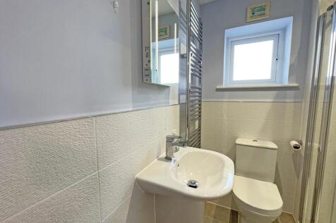 Solar Crescent 12 - Bed 2 En-Suite.jpg