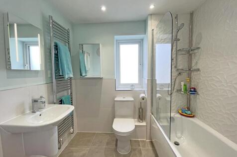 Solar Crescent 12 - Family Bathroom.jpg