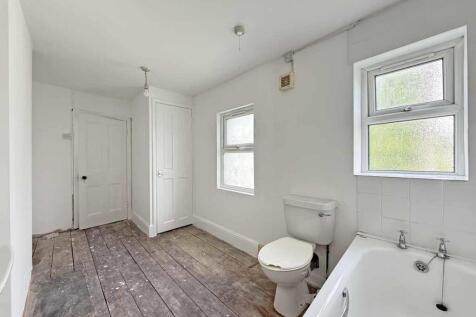 Stenlake Terrace 8 Bathroom 2.jpg