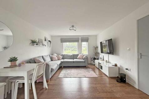 Junction Gardens 100 - Living Room.jpg
