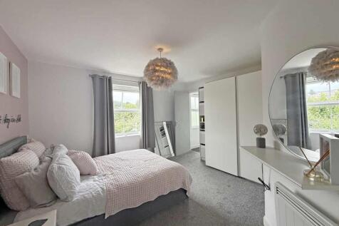 Junction Gardens 100 - Bed 1 Front.jpg