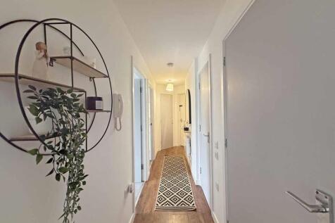 Junction Gardens 100 - Entrance Hall 2.jpg