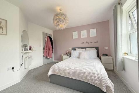 Junction Gardens 100 - Bed 1 Shot 2.jpg