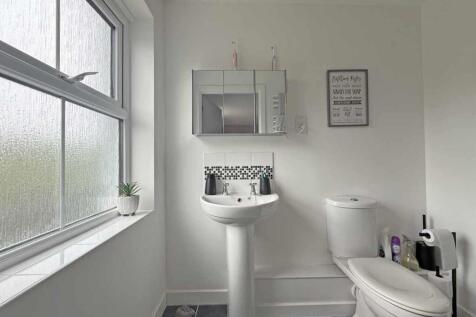 Junction Gardens 100 - En-Suite 1.jpg