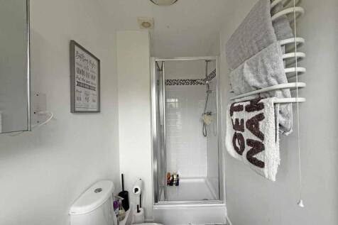 Junction Gardens 100 - En-Suite 2.jpg