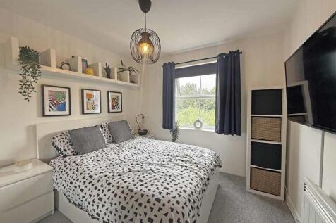 Junction Gardens 100 - Bed 2.jpg