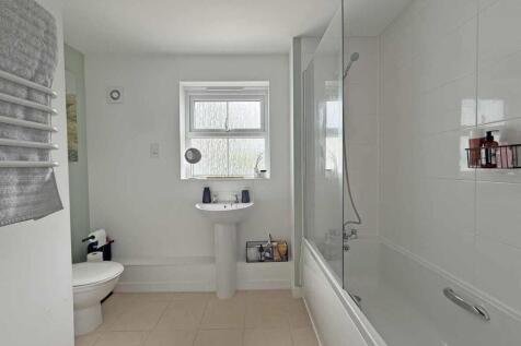 Junction Gardens 100 - Bathroom.jpg