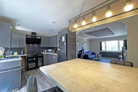 Erlstoke Close 36 - Kitchen Dining Area.jpg