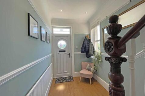 Eggbuckland Road 115 Entrance Hall 1.jpg