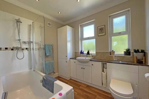 Eggbuckland Road 115 Bathroom...jpg