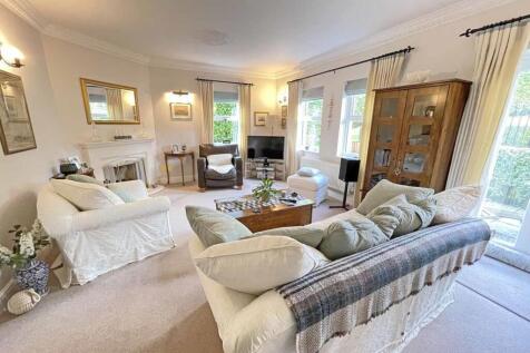 Conqueror Drive 22 - Lounge Front.jpg